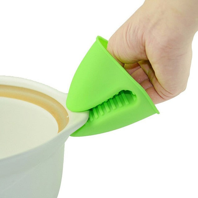 Silicone Heat Resistant Glove Clip – Non-Slip Insulation Pot & Bowl Holder, Cooking and Baking Oven Mitt (1 Pc, Random Color)